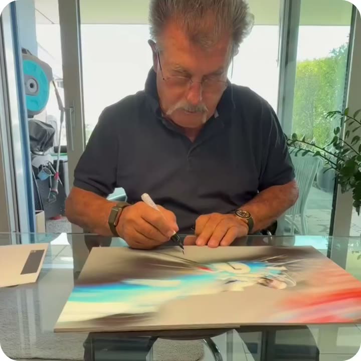 Rainer W. Schlegelmilch signing a Framebook print