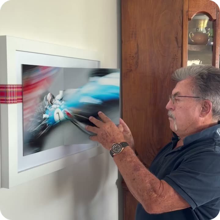 Rainer W. Schlegelmilch hanging a signed Framebook